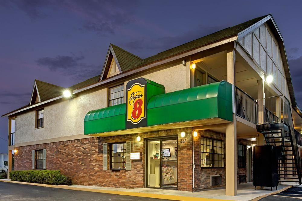 Americana Inn & Suites Lake Magdalene Exterior photo