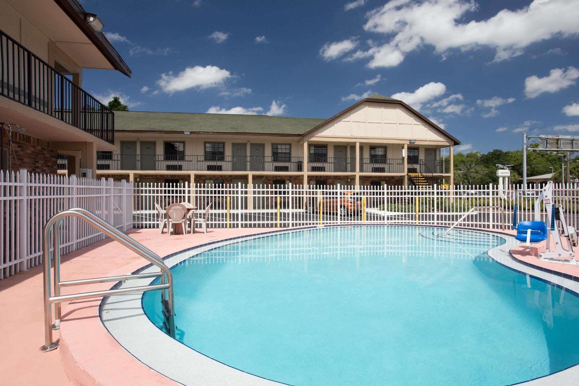 Americana Inn & Suites Lake Magdalene Exterior photo